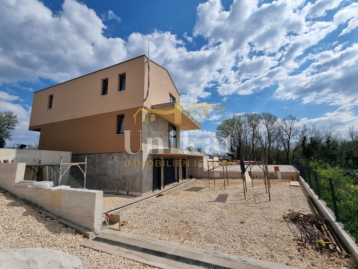 Hiša v okolici Višnjana - 4 spalnice in bazen